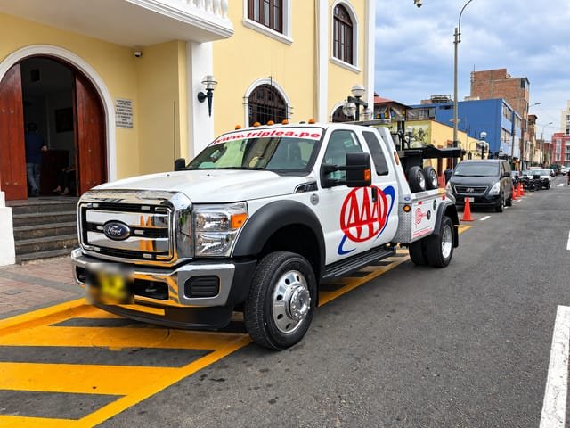 Unidad de auxilio Ford F-550 de Grúas Triple A en una calle de Lima