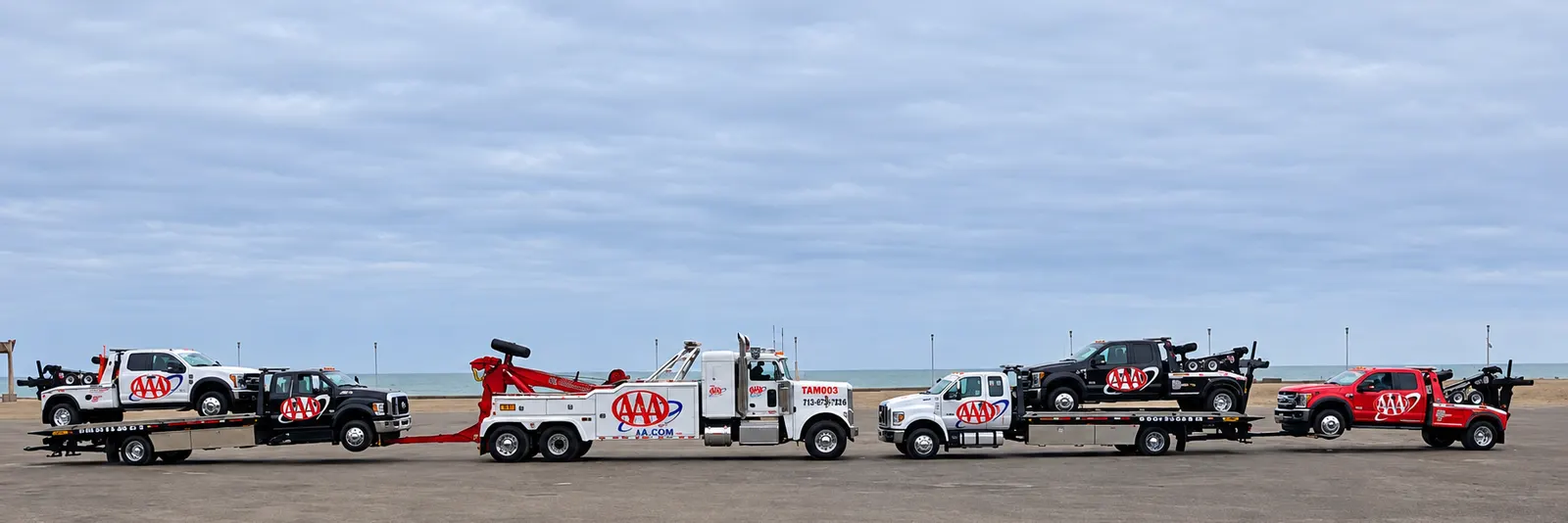 Flota propia de Grúas Triple A formada frente al mar: grúa pesada, plataformas y unidades de auxilio