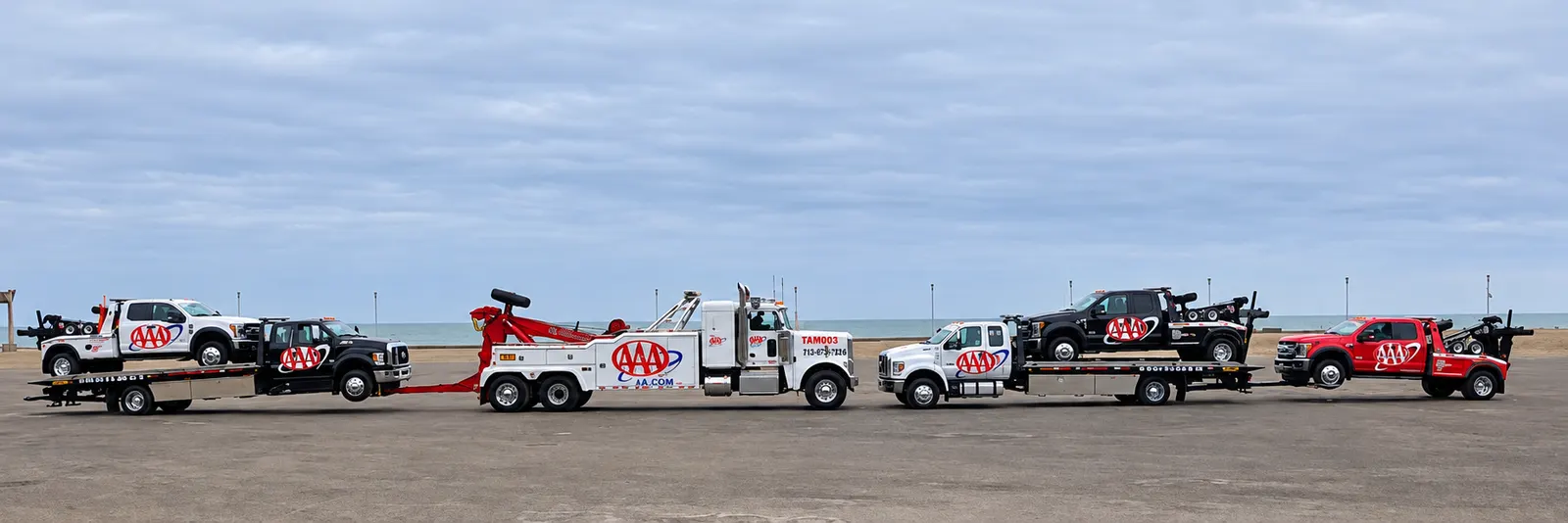 Flota propia de Grúas Triple A formada frente al mar: grúa pesada, plataformas y unidades de auxilio